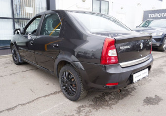 Подержанный автомобиль Renault Logan Sedan 2010 года (7 фото)