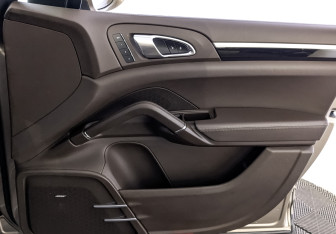Подержанный автомобиль Porsche Cayenne 2014 года (25 фото)