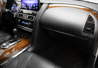 Подержанный автомобиль Infiniti QX80 2017 года (30 фото)