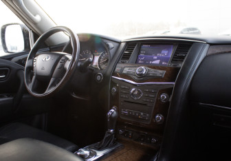 Подержанный автомобиль Infiniti QX80 2014 года (9 фото)