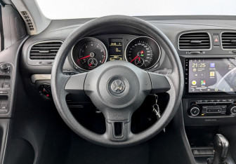 Подержанный автомобиль Volkswagen Golf Hatchback 2012 года (21 фото)