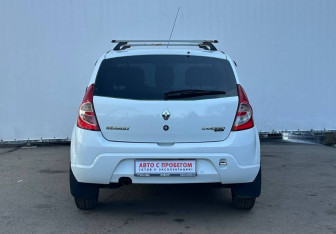 Подержанный автомобиль Renault Sandero 2012 года (6 фото)