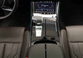 Подержанный автомобиль Audi A8 2021 года (9 фото)