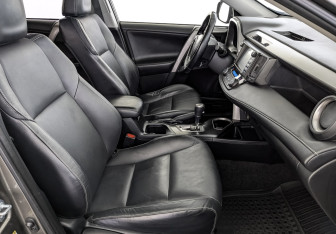 Подержанный автомобиль Toyota RAV4 2017 года (23 фото)