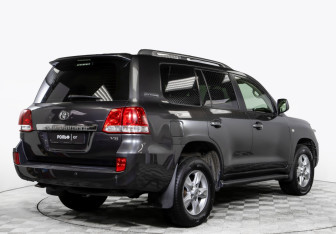 Подержанный автомобиль Toyota Land Cruiser Suv 2011 года (4 фото)