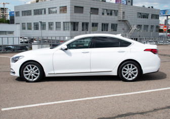 Подержанный автомобиль Genesis G80 2018 года (8 фото)