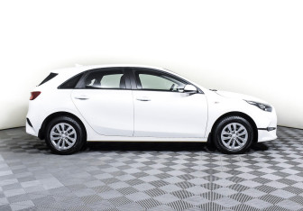 Подержанный автомобиль Kia Ceed Hatchback 2022 года (4 фото)