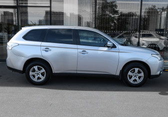 Подержанный автомобиль Mitsubishi Outlander 2013 года (4 фото)