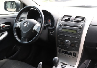 Подержанный автомобиль Toyota Corolla Sedan 2007 года (12 фото)