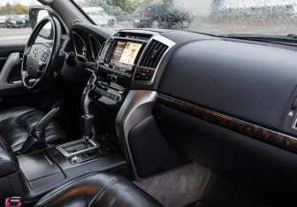 Подержанный автомобиль Toyota Land Cruiser Suv 2014 года (10 фото)