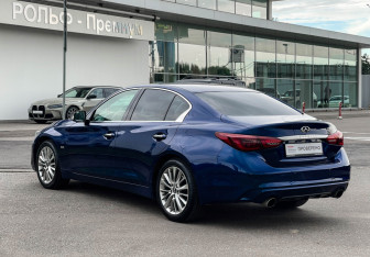 Подержанный автомобиль Infiniti Q50 2018 года (7 фото)