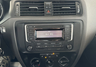 Подержанный автомобиль Volkswagen Jetta Sedan 2015 года (13 фото)