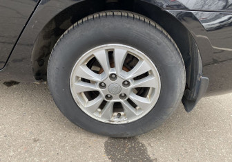 Подержанный автомобиль Kia Carens 2011 года (12 фото)