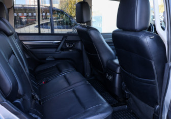 Подержанный автомобиль Mitsubishi Pajero 2011 года (11 фото)