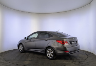 Подержанный автомобиль Hyundai Solaris Sedan 2011 года (7 фото)