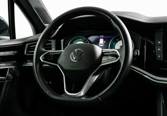 Подержанный автомобиль Volkswagen Touareg 2021 года (13 фото)