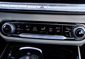 Подержанный автомобиль FAW Bestune T77 2023 года (15 фото)