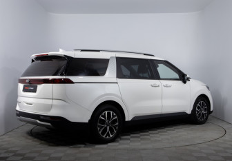 Подержанный автомобиль Kia Carnival 2021 года (5 фото)
