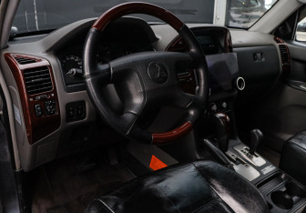 Подержанный автомобиль Mitsubishi Pajero 2005 года (13 фото)