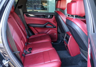 Подержанный автомобиль Porsche Cayenne 2020 года (12 фото)