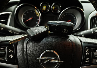 Подержанный автомобиль Opel Astra Hatchback 2013 года (15 фото)