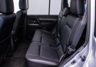 Подержанный автомобиль Mitsubishi Pajero 2012 года (11 фото)