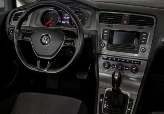 Подержанный автомобиль Volkswagen Golf Hatchback 2014 года (15 фото)