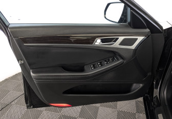 Подержанный автомобиль Genesis G70 2018 года (19 фото)