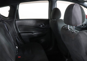 Подержанный автомобиль Nissan Note 2018 года (12 фото)