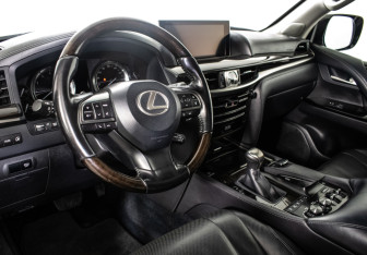 Подержанный автомобиль Lexus LX 2016 года (15 фото)