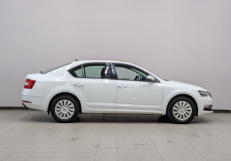 Подержанный автомобиль Skoda Octavia Liftback 2020 года (21 фото)