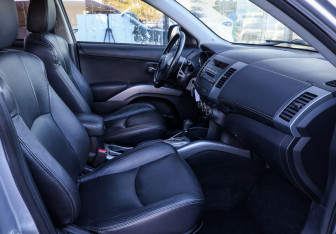 Подержанный автомобиль Citroen C-Crosser 2010 года (10 фото)