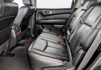 Подержанный автомобиль Nissan Pathfinder 2015 года (13 фото)