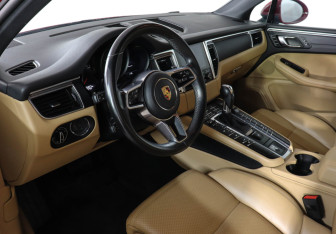 Подержанный автомобиль Porsche Macan 2018 года (9 фото)
