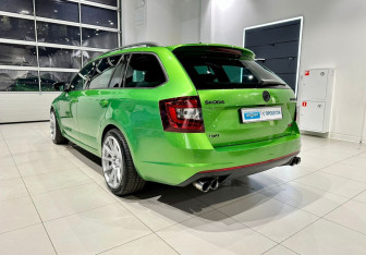 Подержанный автомобиль Skoda Octavia RS Wagon 2019 года (7 фото)