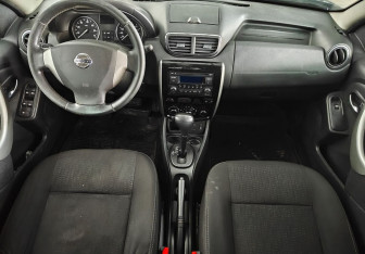 Подержанный автомобиль Nissan Terrano 2014 года (9 фото)