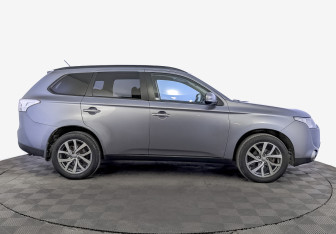 Подержанный автомобиль Mitsubishi Outlander 2012 года (4 фото)