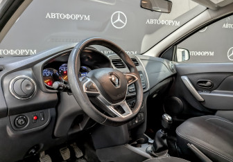 Подержанный автомобиль Renault Logan Sedan 2022 года (16 фото)