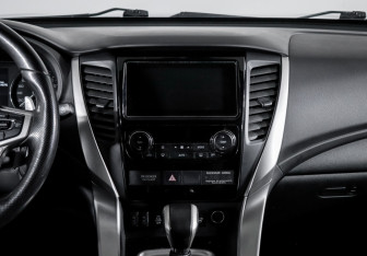 Подержанный автомобиль Mitsubishi Pajero Sport 2017 года (13 фото)