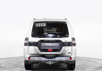 Подержанный автомобиль Mitsubishi Pajero 2021 года (6 фото)