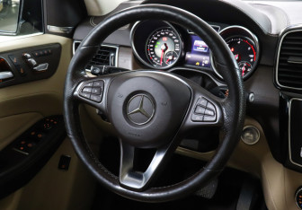 Подержанный автомобиль Mercedes-Benz GLE 2015 года (10 фото)