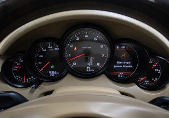 Подержанный автомобиль Porsche Cayenne 2011 года (13 фото)