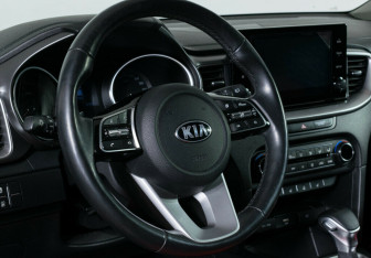 Подержанный автомобиль Kia Ceed Hatchback 2020 года (6 фото)