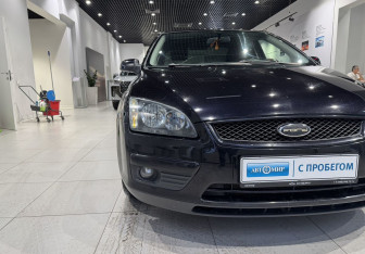 Подержанный автомобиль Ford Focus Sedan 2006 года (8 фото)