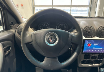 Подержанный автомобиль Renault Logan Sedan 2011 года (13 фото)