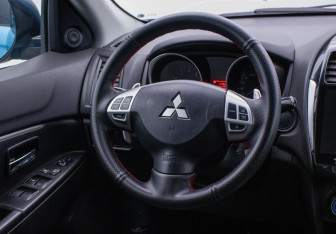 Подержанный автомобиль Mitsubishi ASX 2011 года (15 фото)
