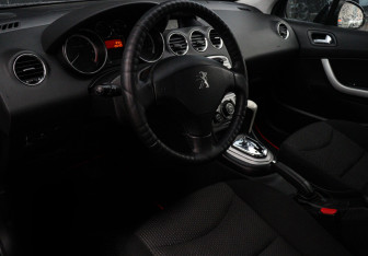 Подержанный автомобиль Peugeot 408 2014 года (11 фото)