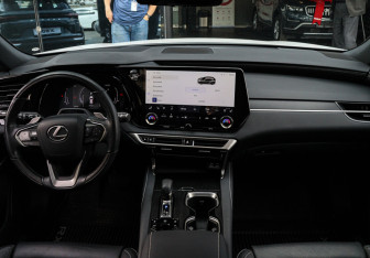 Подержанный автомобиль Lexus RX 2023 года (8 фото)