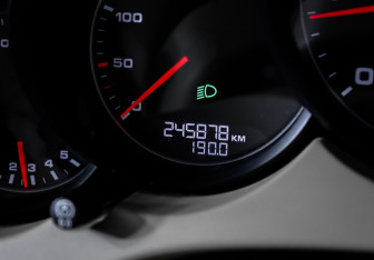 Подержанный автомобиль Porsche Cayenne 2012 года (11 фото)