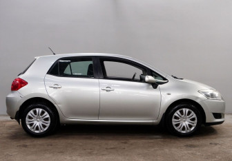 Подержанный автомобиль Toyota Auris Hatchback 2008 года (8 фото)